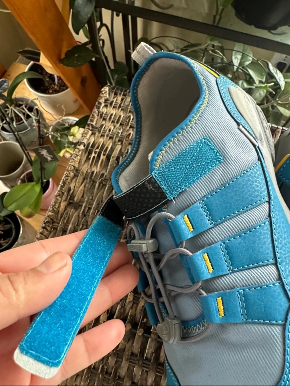 KEEN Knotch Hollow sneakers adjustable Velcro strap Youth Size 7
